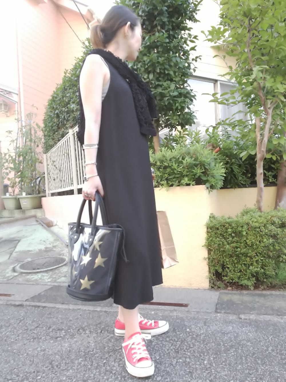 「大人カジュアル、ブラックコーデ、オトナ女子、夏、ノースリーブ、低身長、CELINE、TODAYFUL、converse、シルバーアクセサリー」｜「TODAYFULのクロシェットルーズニット（ニット/セーター、ブラック系）」を使った、みかすけさん（レディース・147cm）の夏コーディネートの1枚目の写真