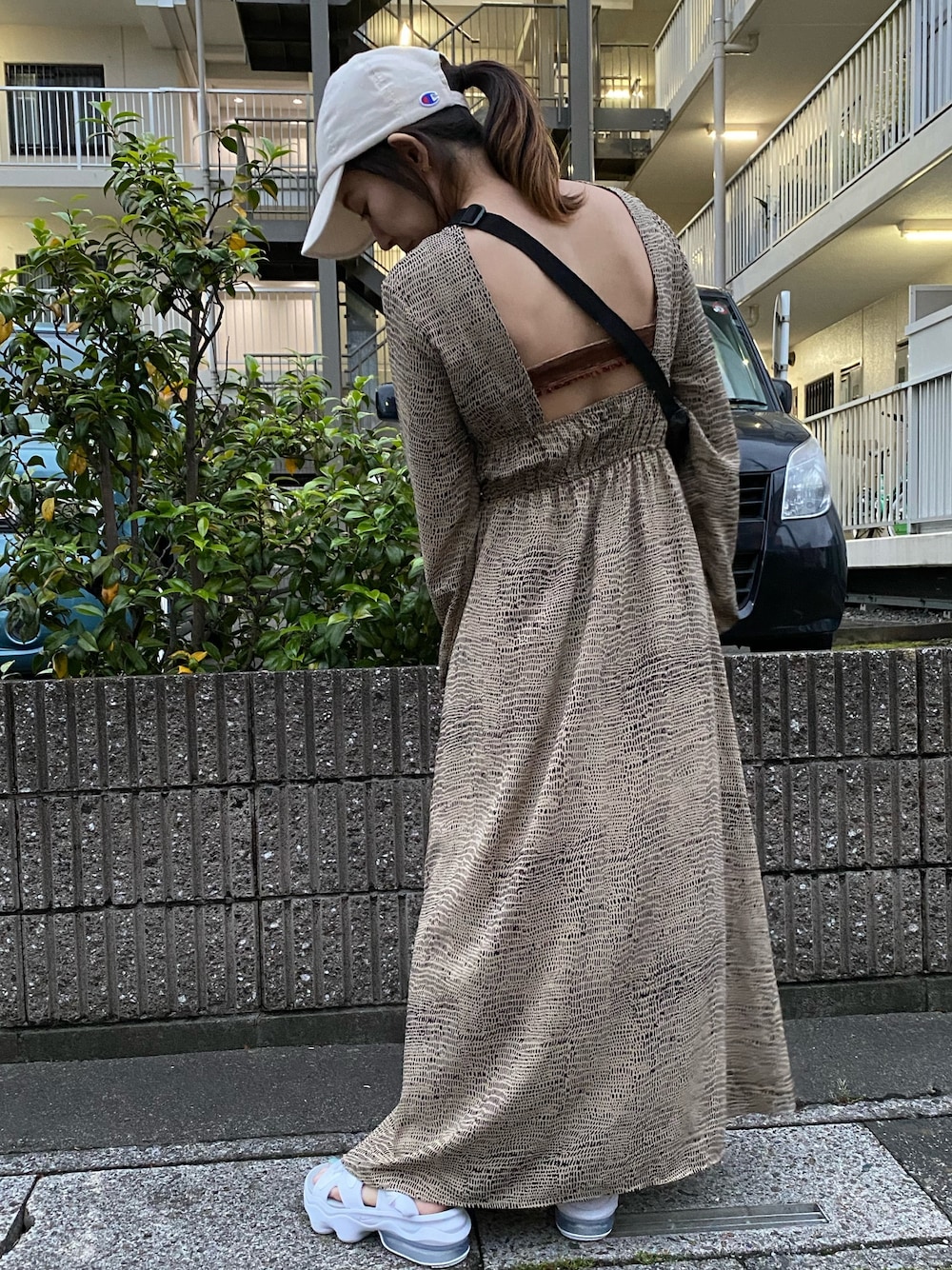 「大人カジュアル、低身長コーデ、outfit、カジュアルコーデ、ワンピース、スポーツミックス、TODAYFUL、NIKE、春コーデ、おしゃれさんと繋がりたい」｜「TODAYFULのプリントシャーリングドレス（ワンピース、ベージュ系）」を使った、みかすけさん（レディース・147cm）の春コーディネートの1枚目の写真
