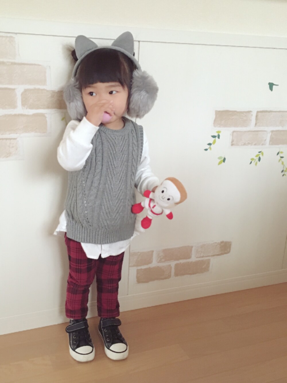 グレー系のトップス、レッド系のその他パンツ、ブラック系のスニーカーを着用したキッズの冬コーディネートの1枚目の写真