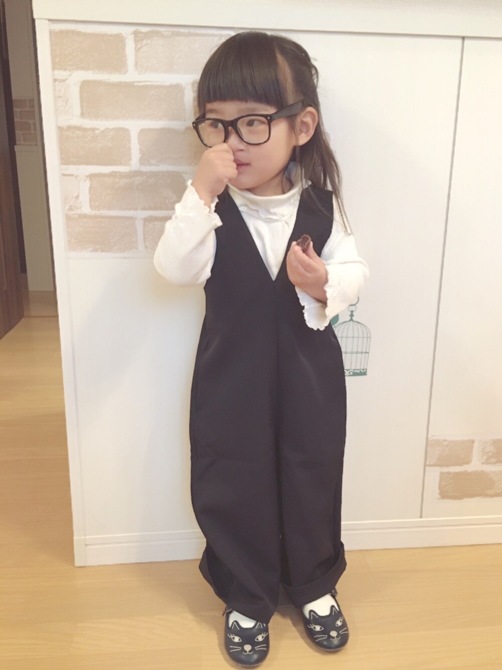 「kids、プチプラ、モノトーン、リンクコーデ、おんなのこ、グローバルワーク(GLOBAL WORK)」｜「DAISOのアイテム（メガネ、ブラック系）」を使った、haruhinaさん（キッズ・90cm）の冬コーディネートの1枚目の写真