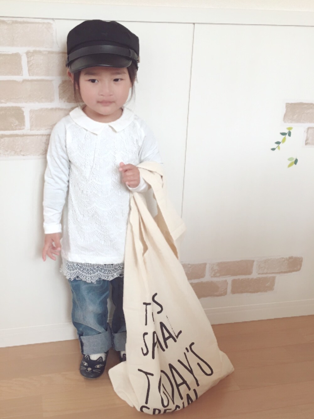「プチプラコーデ、女の子、シンプル、レース、キャスケット、ボーイフレンドデニム、キッズコーデ」｜「韓国のアイテム（キャスケット、ブラック系）」を使った、haruhinaさん（キッズ・90cm）の春コーディネートの1枚目の写真