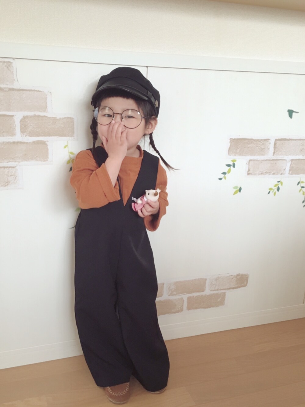 「kids、丸メガネ、おんなのこ、キャスケット、2歳、グローバルワーク(GLOBAL WORK)」｜「koreaのアイテム（キャスケット、ブラック系）」を使った、haruhinaさん（キッズ・90cm）の春コーディネートの1枚目の写真