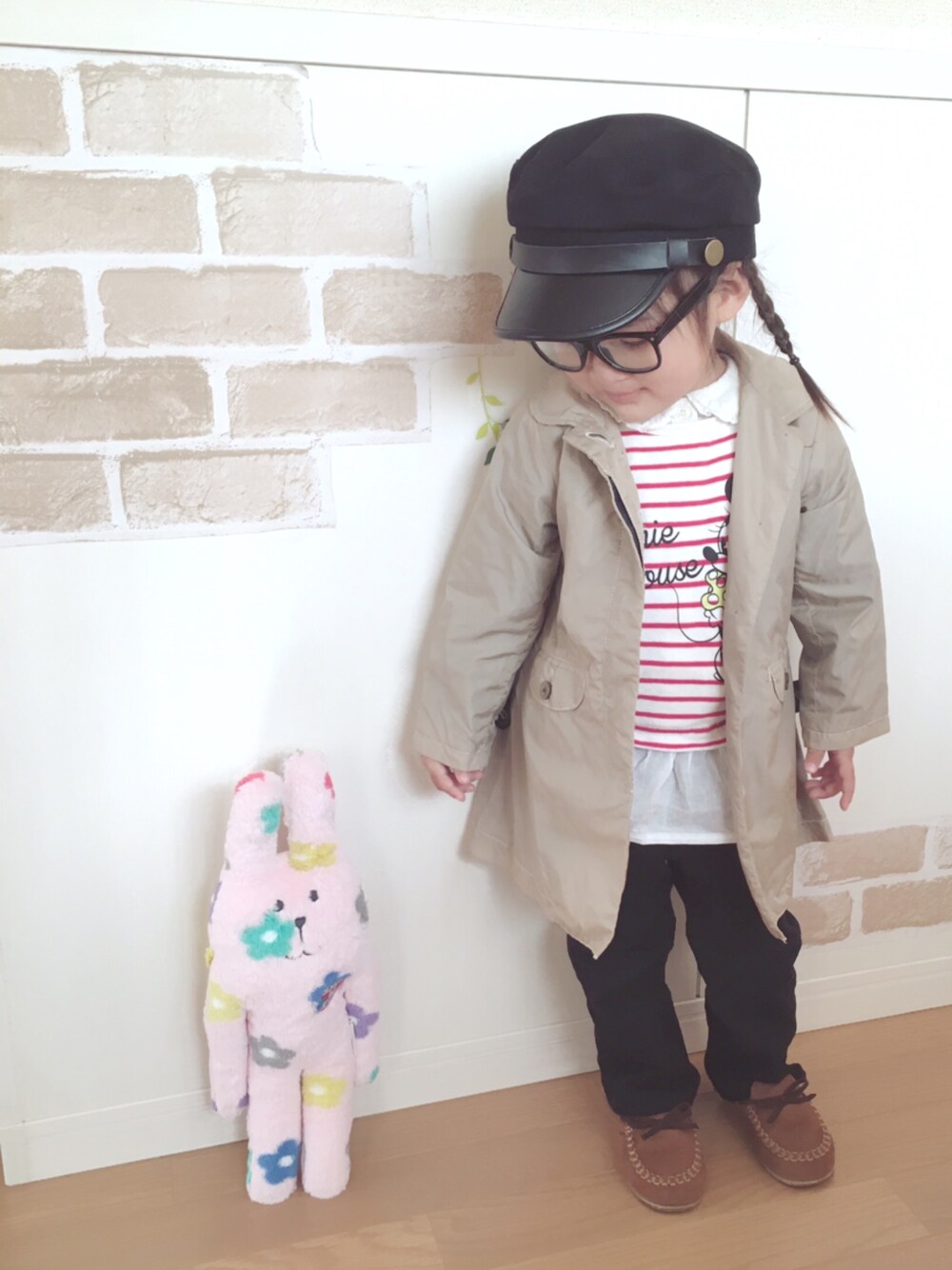 「kids、モカシン、おんなのこ、春コーデ、トレンチコート、ボーダー、キャスケット」｜「koreaのアイテム（キャスケット、ブラック系）」を使った、haruhinaさん（キッズ・90cm）の春コーディネートの1枚目の写真