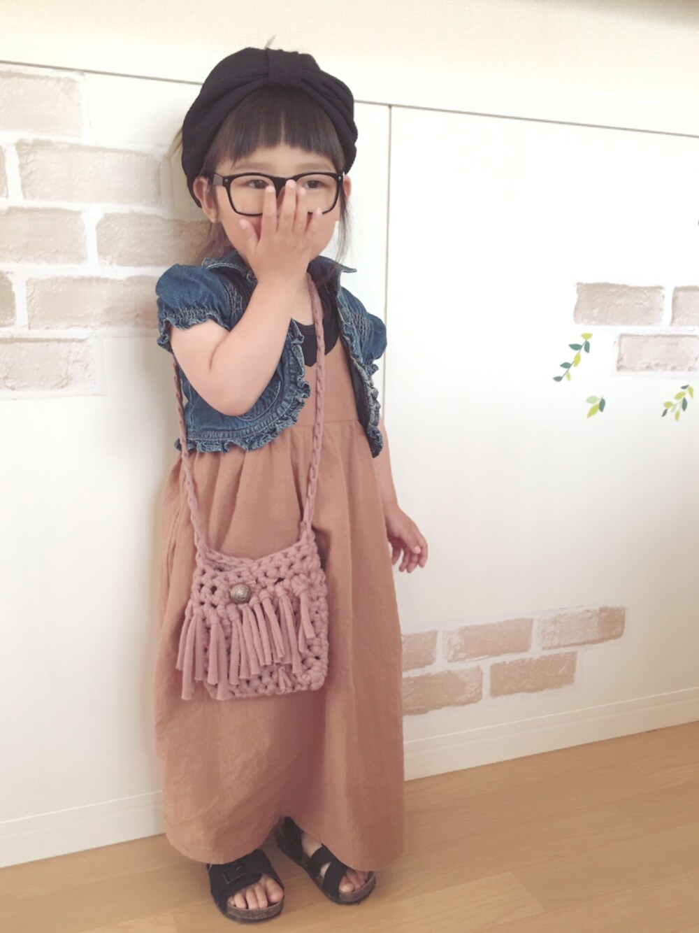「キッズコーデ、春コーデ、シンプル、キャミワンピ、デニムジャケット、ヘアバンド、めがね、女の子」｜「PARTY PARTYのアイテム（デニムジャケット、ブルー系）」を使った、haruhinaさん（キッズ・90cm）の春コーディネートの1枚目の写真