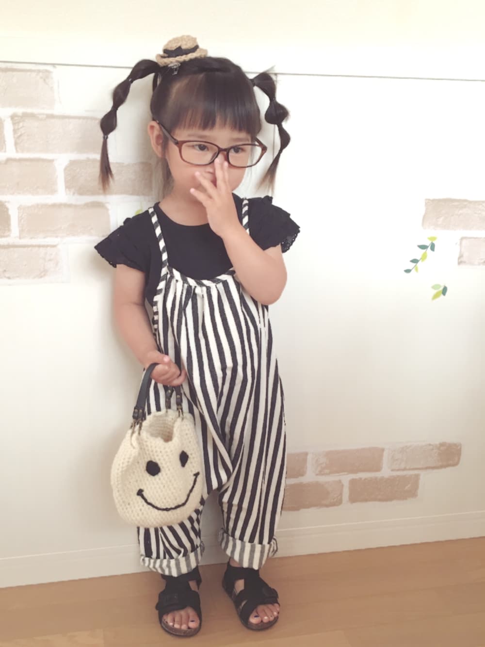 「カジュアルコーデ、モノトーン、サロペット、ハンドメイド、ヘッドアクセ、ストライプ、女の子、キッズコーデ」｜「Hana♥︎のハンドメイド（ヘアピン、ベージュ系）」を使った、haruhinaさん（キッズ・90cm）の春コーディネートの1枚目の写真