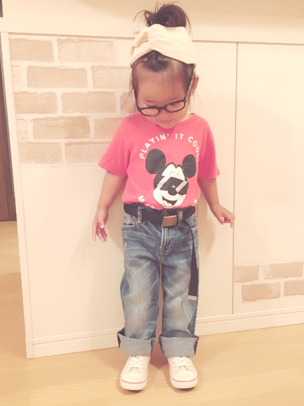 レッド系のTシャツ/カットソー、ブルー系のデニムパンツ、ベージュ系のスニーカーを着用したキッズの夏コーディネートの1枚目の写真