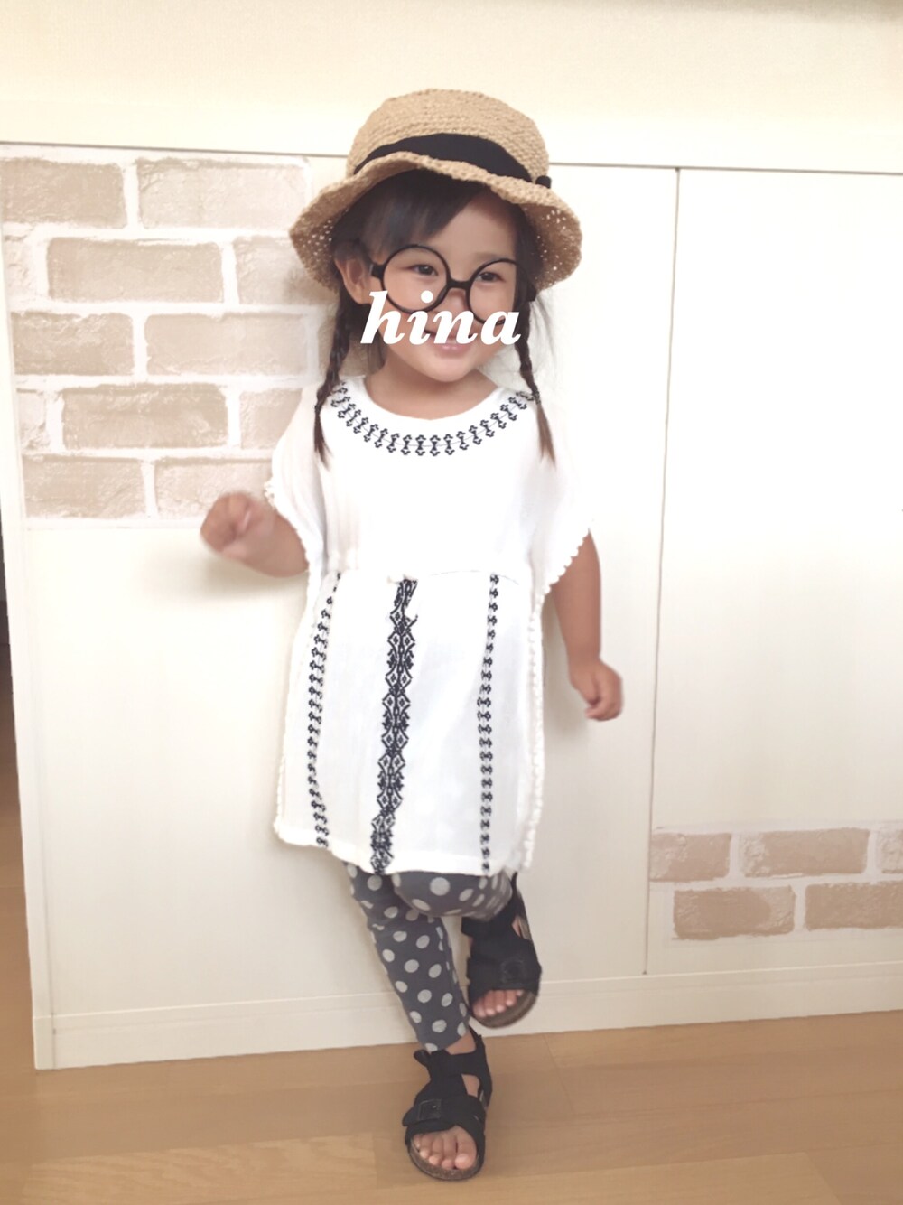 ホワイト系のシャツ/ブラウス、ベージュ系のハット、グレー系のレギンス/スパッツを着用したキッズの夏コーディネートの1枚目の写真