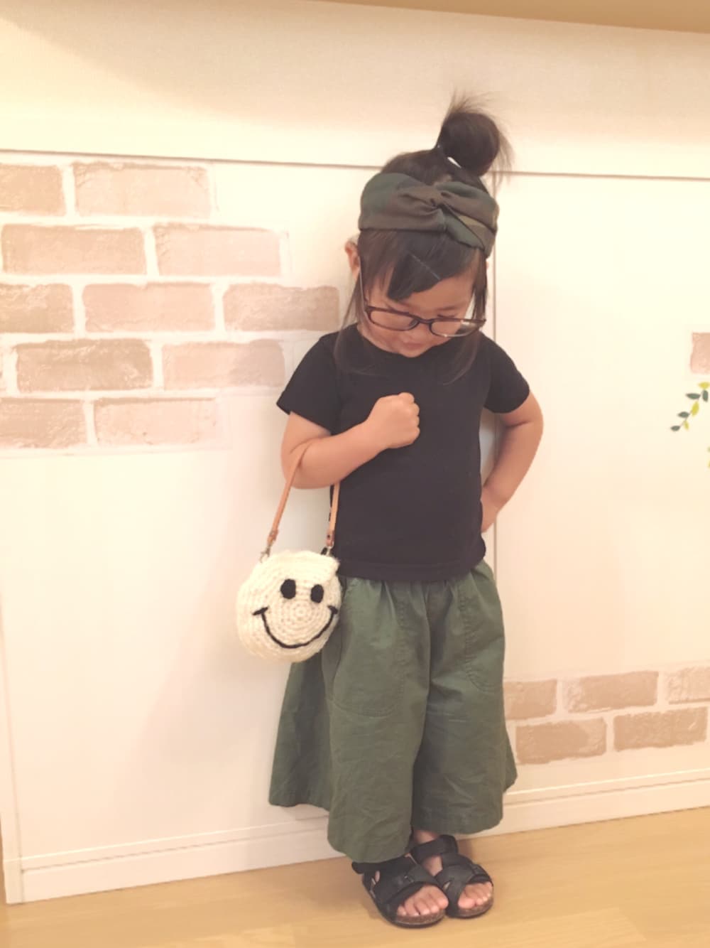 「夏、kids、女の子、キッズコーデ、シンプル、おだんごヘアー、カーキ、ハンドメイド」｜「Handmadeのアイテム（ヘアバンド、グリーン系）」を使った、haruhinaさん（キッズ・90cm）の夏コーディネートの1枚目の写真