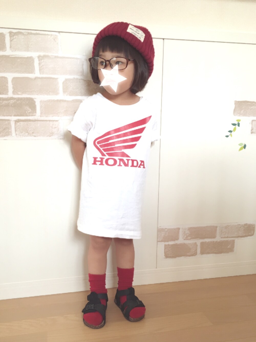 ホワイト系のTシャツ/カットソー、ブラック系のサンダル、レッド系のニットキャップ/ビーニーを着用したキッズの夏コーディネートの1枚目の写真