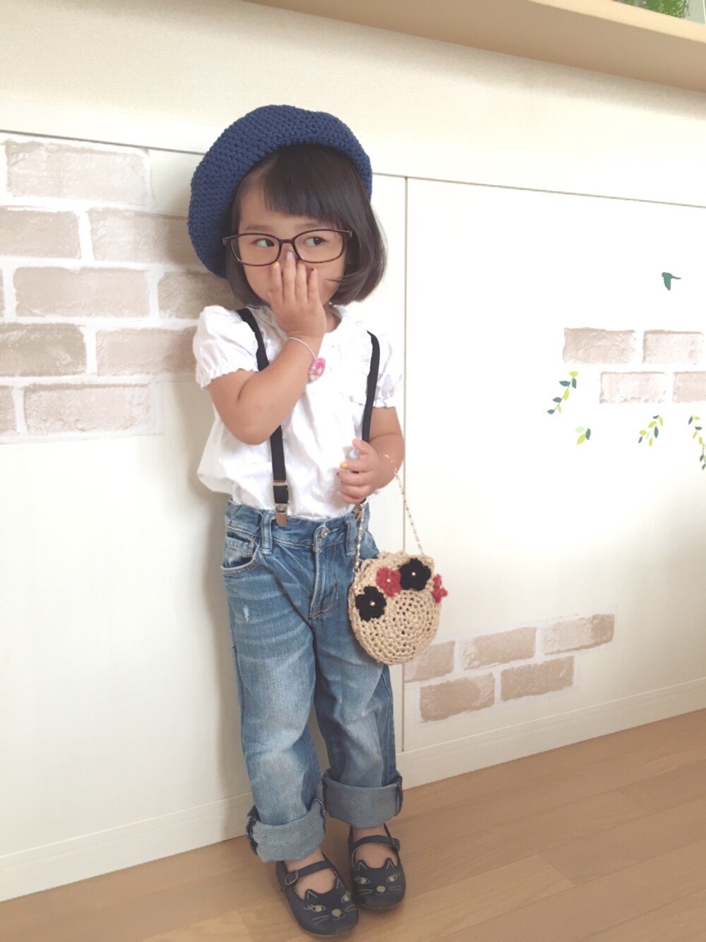 ホワイト系のシャツ/ブラウス、ブルー系のデニムパンツ、ベージュ系のかごバッグを着用したキッズの夏コーディネートの1枚目の写真