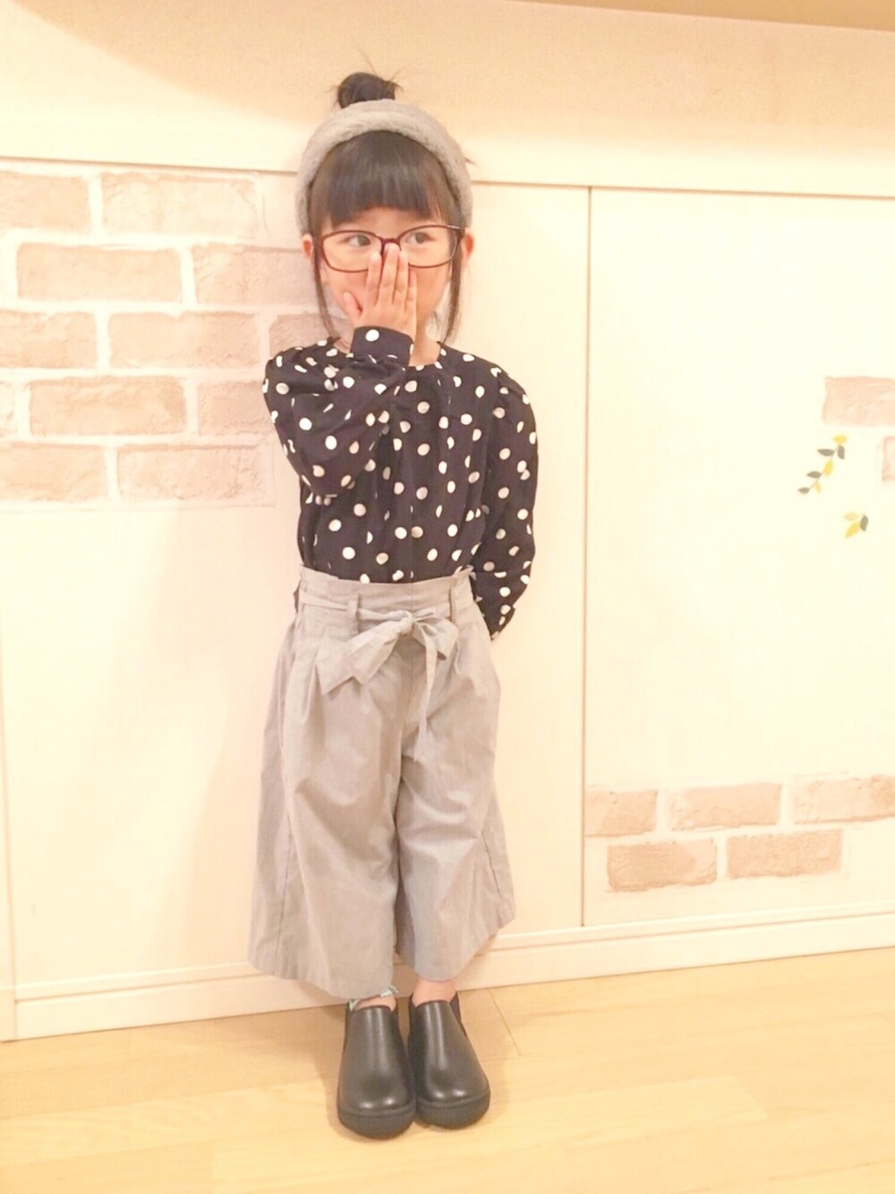 「秋コーデ、ドット、ブーツ、kids、女の子、プチプラ、キッズコーデ」｜「クレアーズのアイテム（ヘアバンド、グレー系）」を使った、haruhinaさん（キッズ・90cm）の秋コーディネートの1枚目の写真