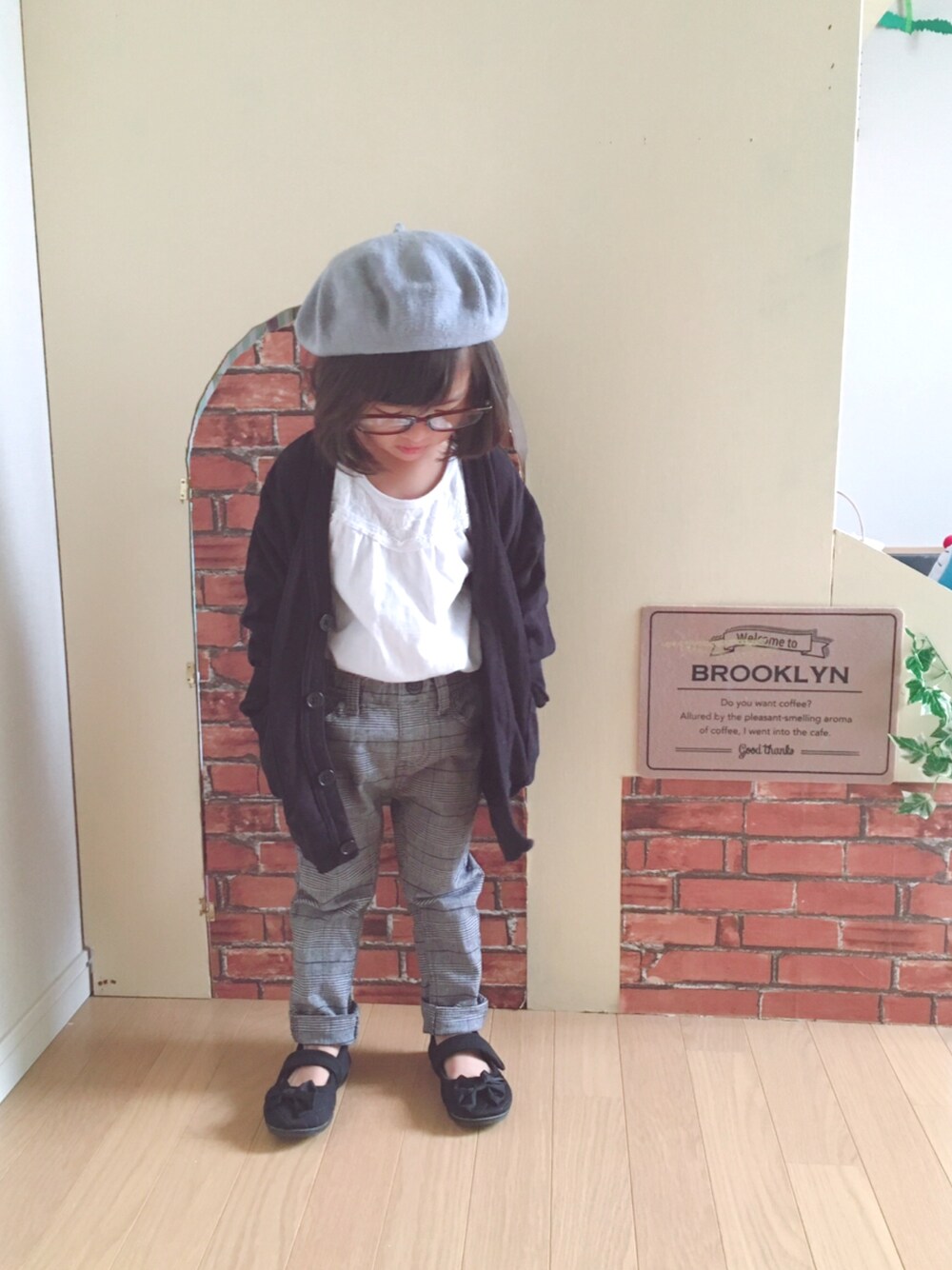 ホワイト系のタンクトップ、ブラック系のカーディガン/ボレロ、グレー系のその他パンツを着用したキッズの秋コーディネートの1枚目の写真