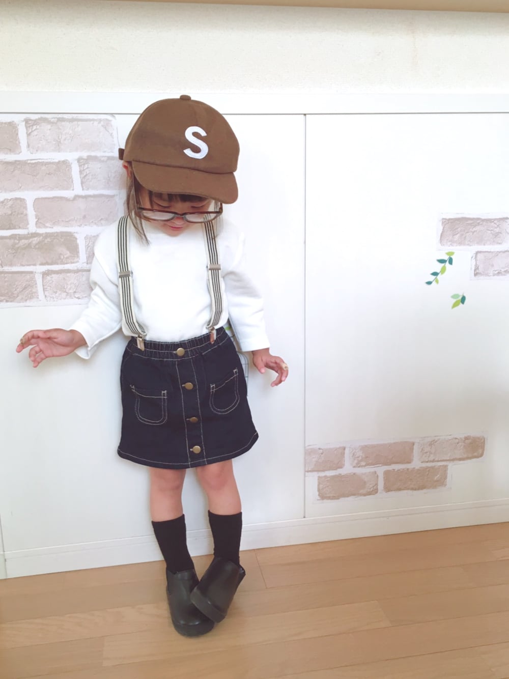 「キッズファッション、デニム、キャップ、女の子、プチプラ、サスペンダー」｜「DAISOのアイテム（キャップ、ブラウン系）」を使った、haruhinaさん（キッズ・90cm）の秋コーディネートの1枚目の写真