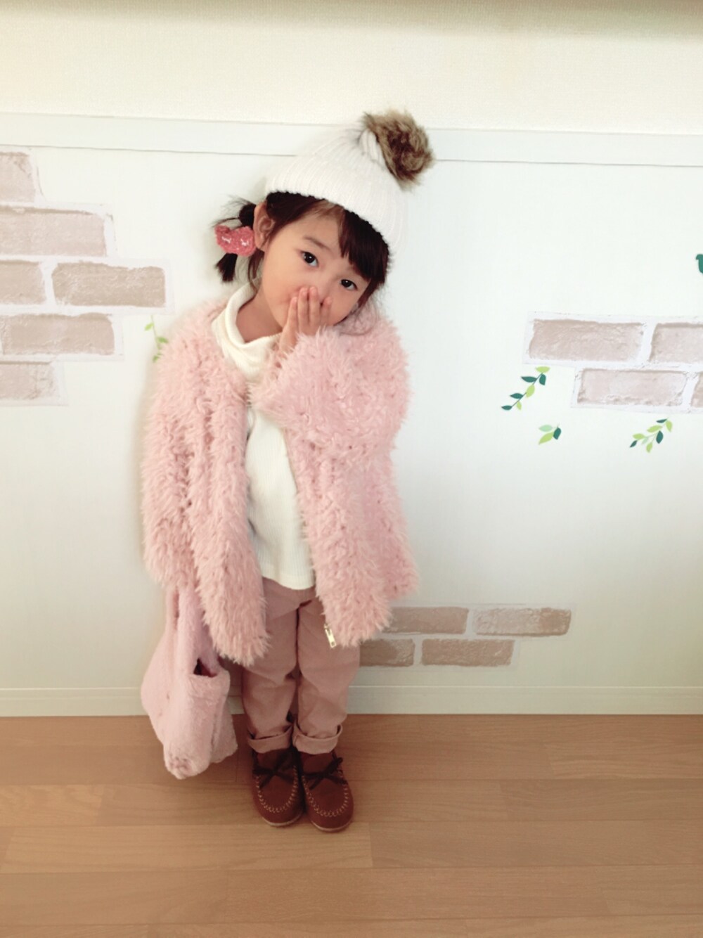 「秋コーデ、DAISO、3歳、モカシン、もこもこ、ピンク」｜「DAISOのアイテム（ニットキャップ/ビーニー、ホワイト系）」を使った、haruhinaさん（キッズ・90cm）の秋コーディネートの1枚目の写真