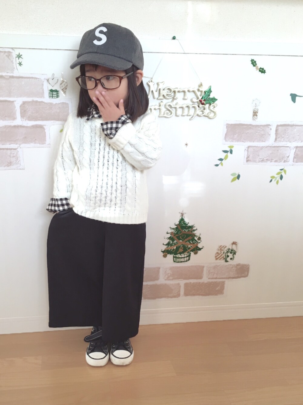 「シンプル、ニット、プチプラ、キャップ、西松屋、スニーカー、ダイソー」｜「DAISOのアイテム（キャップ、グレー系）」を使った、haruhinaさん（キッズ・90cm）の冬コーディネートの1枚目の写真
