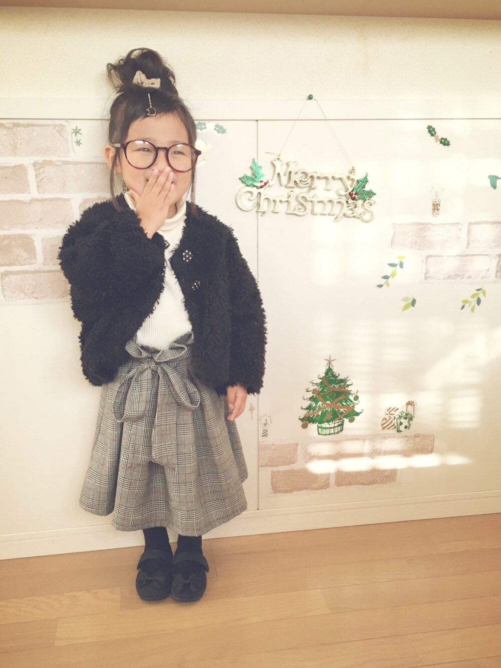 「キッズコーデ、女の子、グレンチェック、おだんごヘアー、3歳、プチプラ、もこもこ、モコモコアウター」｜「Hana♥︎のハンドメイド（ヘアゴム、その他）」を使った、haruhinaさん（キッズ・90cm）の冬コーディネートの1枚目の写真