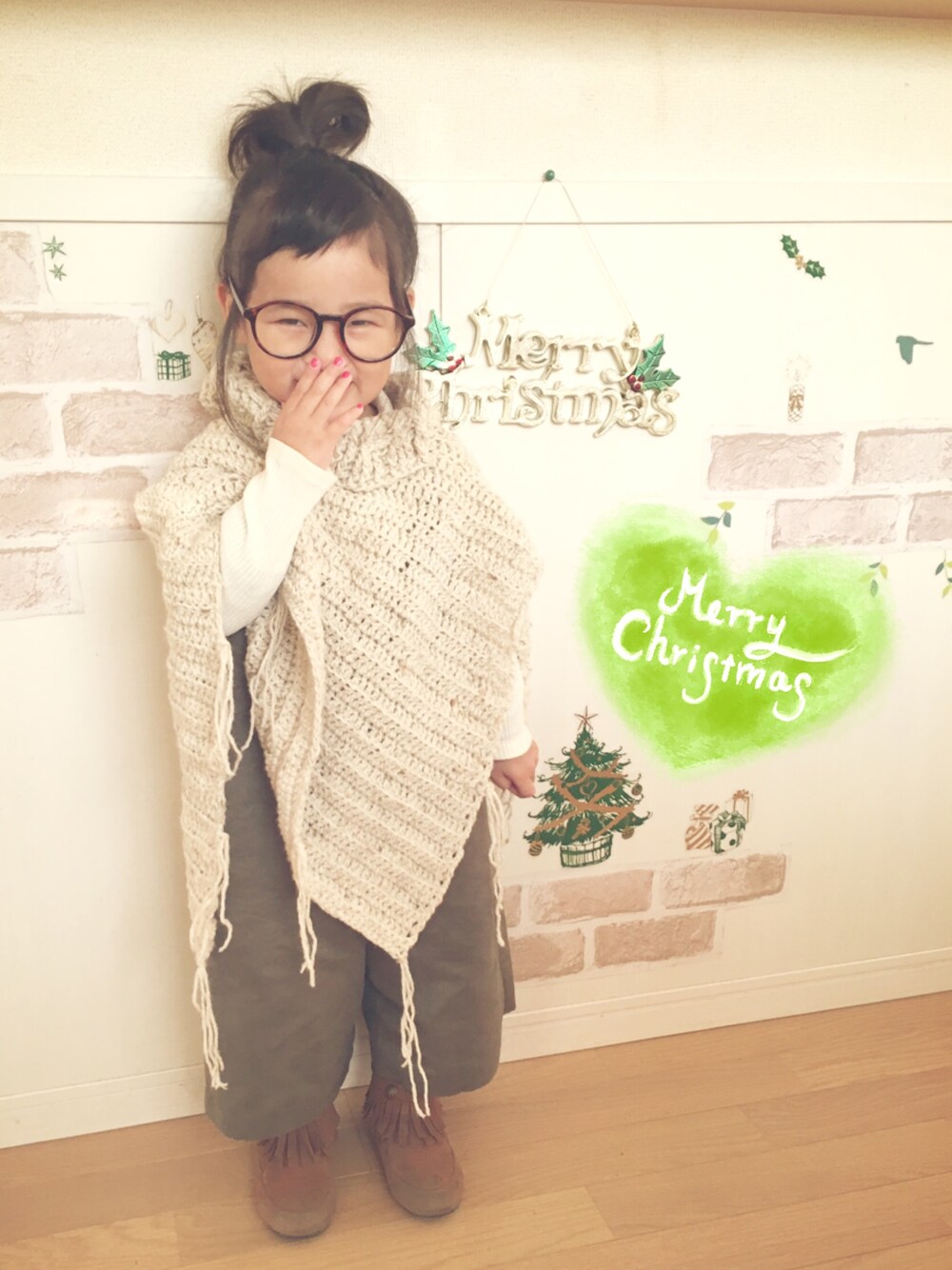 「クリスマスカラー、プチプラ、女の子、クリスマスコーデ、クリスマス、シンプル、ハンドメイド」｜「Hana♥︎のアイテム（ポンチョ、ベージュ系）」を使った、haruhinaさん（キッズ・90cm）の冬コーディネートの1枚目の写真