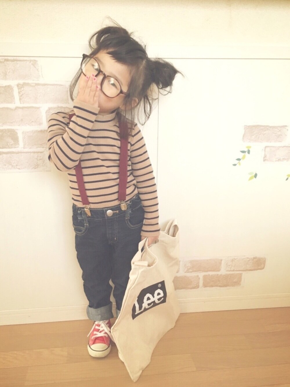 ブラウン系のニット/セーター、ブルー系のデニムパンツ、ベージュ系のトートバッグを着用したキッズの冬コーディネートの1枚目の写真