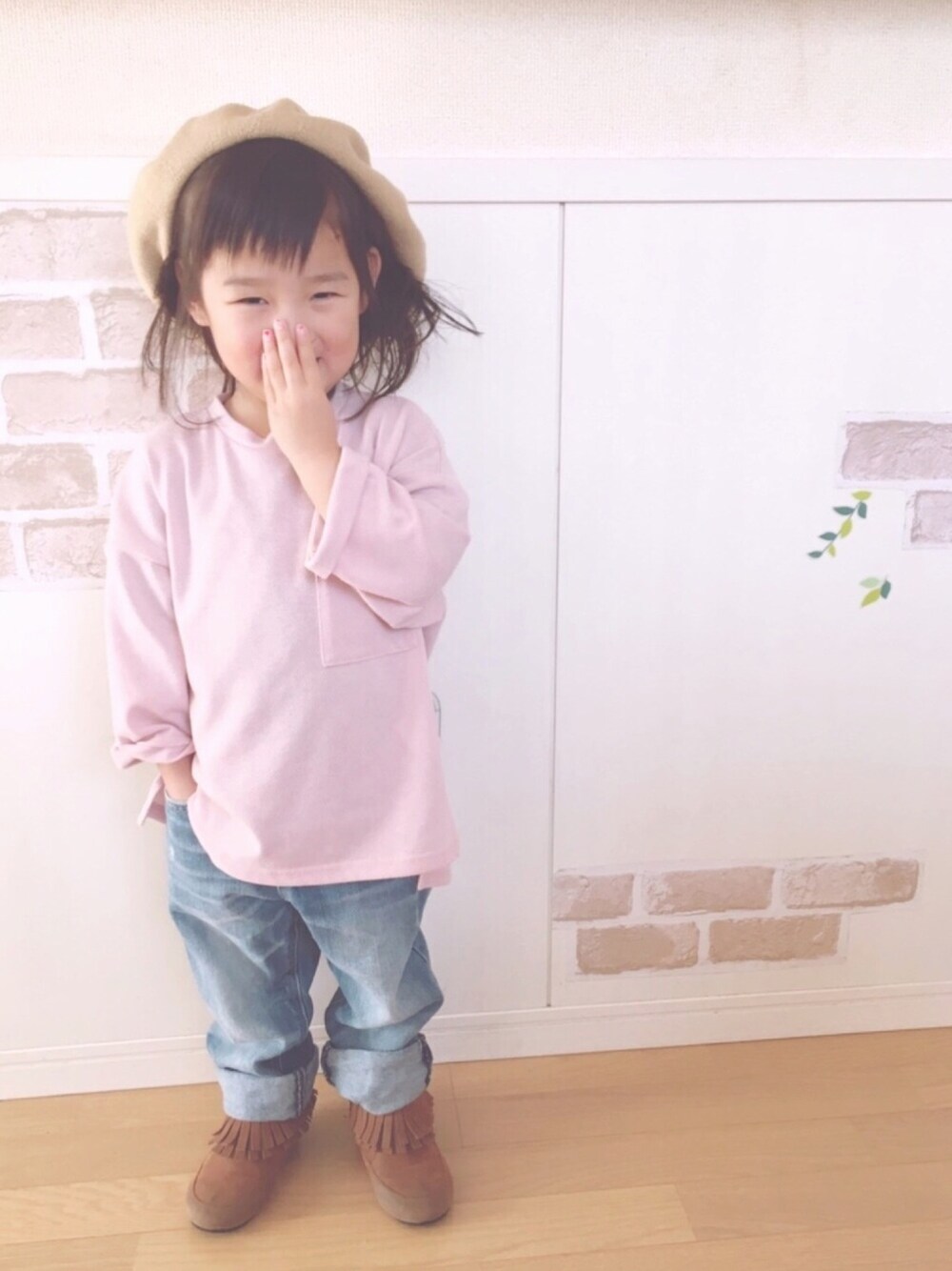 ピンク系のTシャツ/カットソー、ブルー系のデニムパンツ、ブラウン系のブーツを着用したキッズの冬コーディネートの1枚目の写真