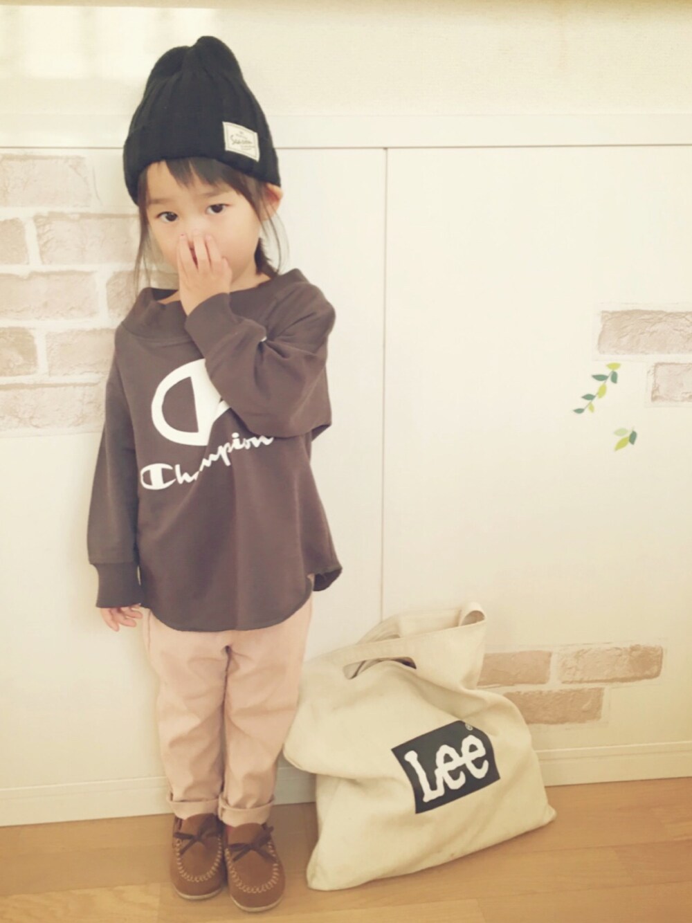グレー系のスウェット、ベージュ系のトートバッグ、ピンク系のその他パンツを着用したキッズの冬コーディネートの1枚目の写真