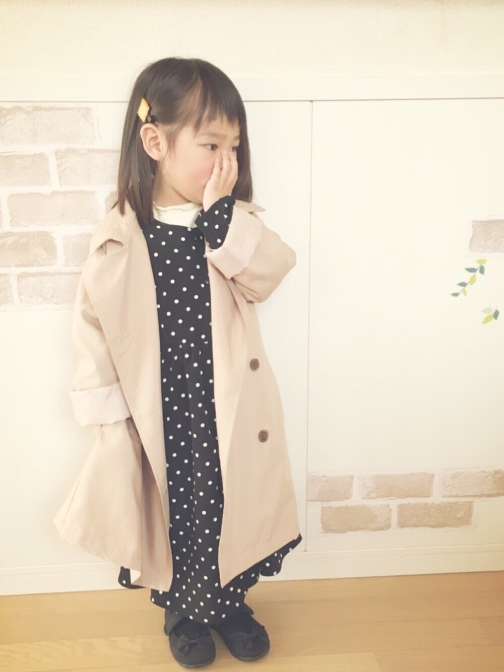 「キッズファッション、プチプラ、女の子、おしゃれさんと繋がりたい、ドット、トレンチコート」｜「オカシなヘアゴム🍪のアイテム（ヘアゴム、ブラウン系）」を使った、haruhinaさん（キッズ・90cm）の冬コーディネートの1枚目の写真