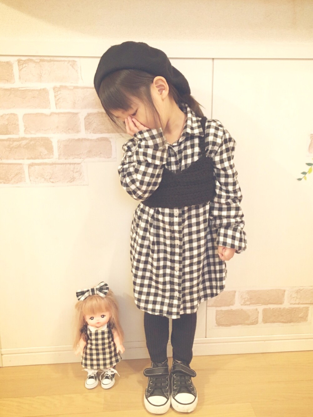 「女の子、キッズコーデ、kids、ベレー帽、シンプル、おしゃれさんと繋がりたい、シャツスタイル、ハンドメイド、ギンガムチェック、ギンガムチェックがき隊。」｜「お座り♡のアイテム（その他、その他）」を使った、haruhinaさん（キッズ・90cm）の冬コーディネートの1枚目の写真