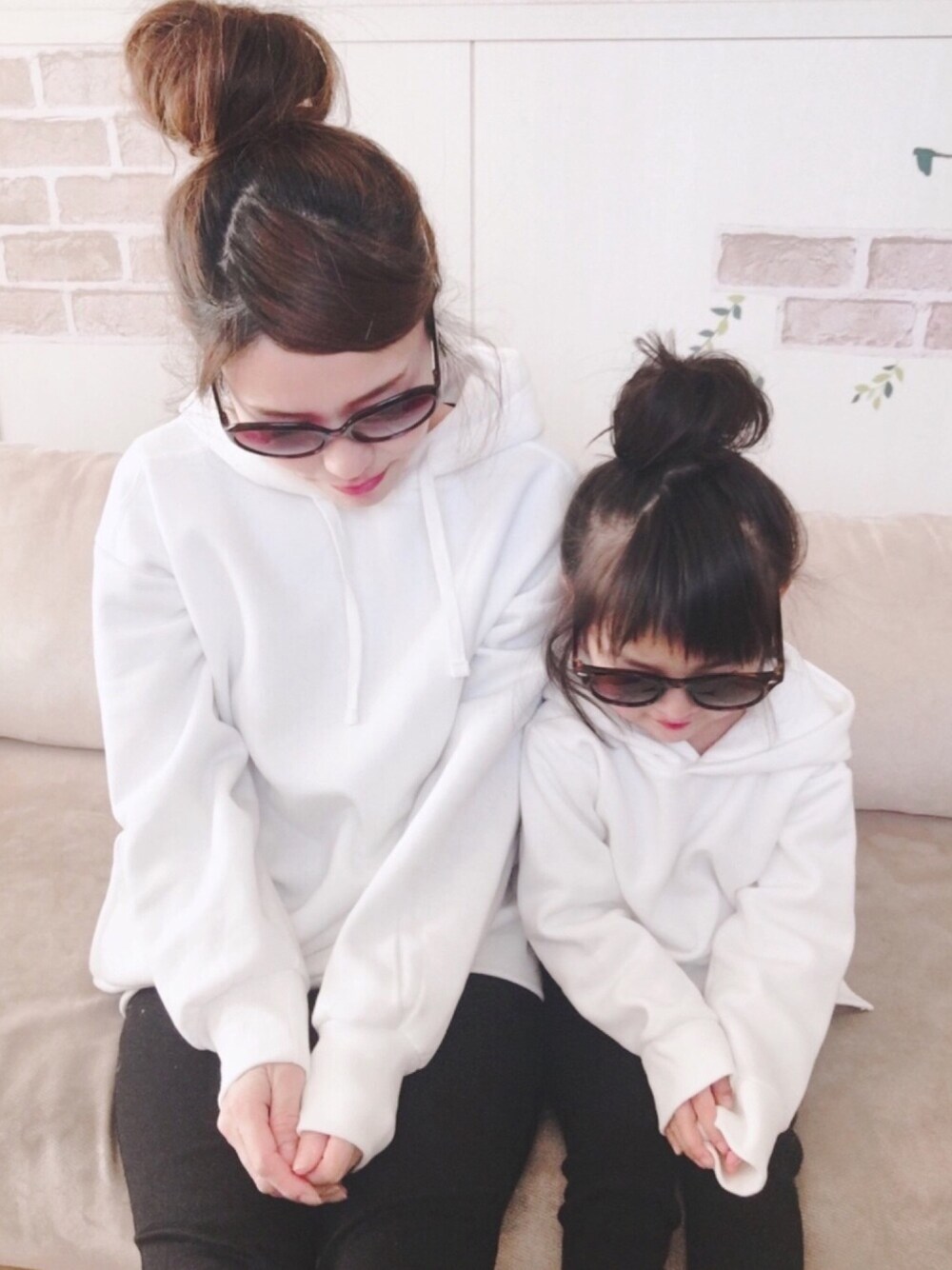 ホワイト系のパーカー、ブラック系のその他パンツ、その他のその他を着用したキッズの冬コーディネートの1枚目の写真