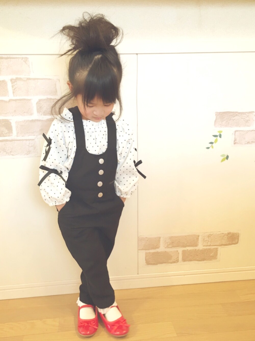 「女の子、プチプラ、サロペット、3歳、おしゃれさんと繋がりたい、ドット、おだんごヘアー」｜「♡のアイテム（その他、その他）」を使った、haruhinaさん（キッズ・90cm）の冬コーディネートの1枚目の写真