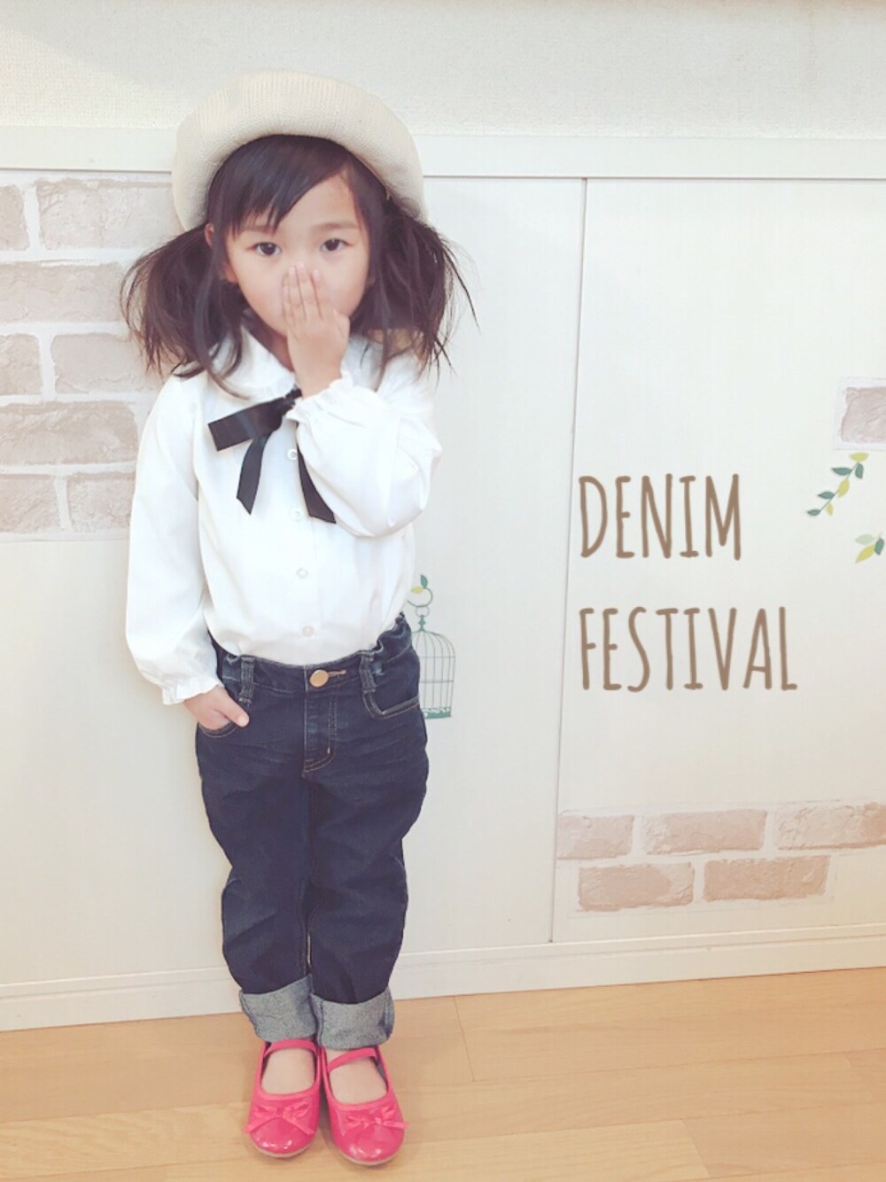 「DENIMFESTIVAL、キッズファッション、シンプルコーデ、デニム、デニムパンツ」｜「西松屋のアイテム（シャツ/ブラウス、ホワイト系）」を使った、haruhinaさん（キッズ・90cm）の冬コーディネートの1枚目の写真