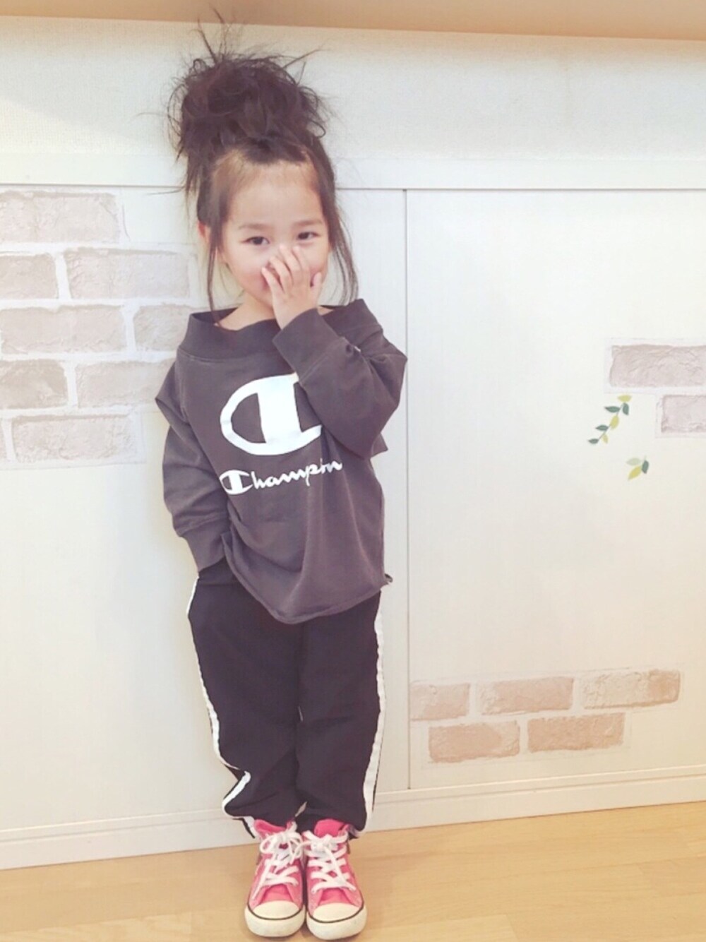 「CONVERSEFESTIVAL2018、コンバース、赤コンバース、③HBDforR☆、ラインパンツ、女の子、おしゃれさんと繋がりたい」｜「おちょけ♡のアイテム（その他、その他）」を使った、haruhinaさん（キッズ・90cm）の冬コーディネートの1枚目の写真