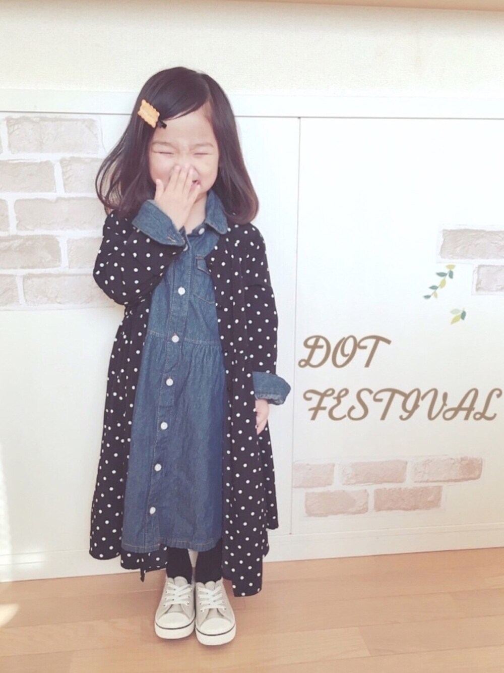 「ドット、ドットワンピ、水筒屋を応援しています、女の子コーデ、DOT FESTIVAL、女の子、プチプラコーデ、シンプル」｜「オカシなヘアゴム🍪のアイテム（ヘアゴム、ブラウン系）」を使った、haruhinaさん（キッズ・90cm）の春コーディネートの1枚目の写真