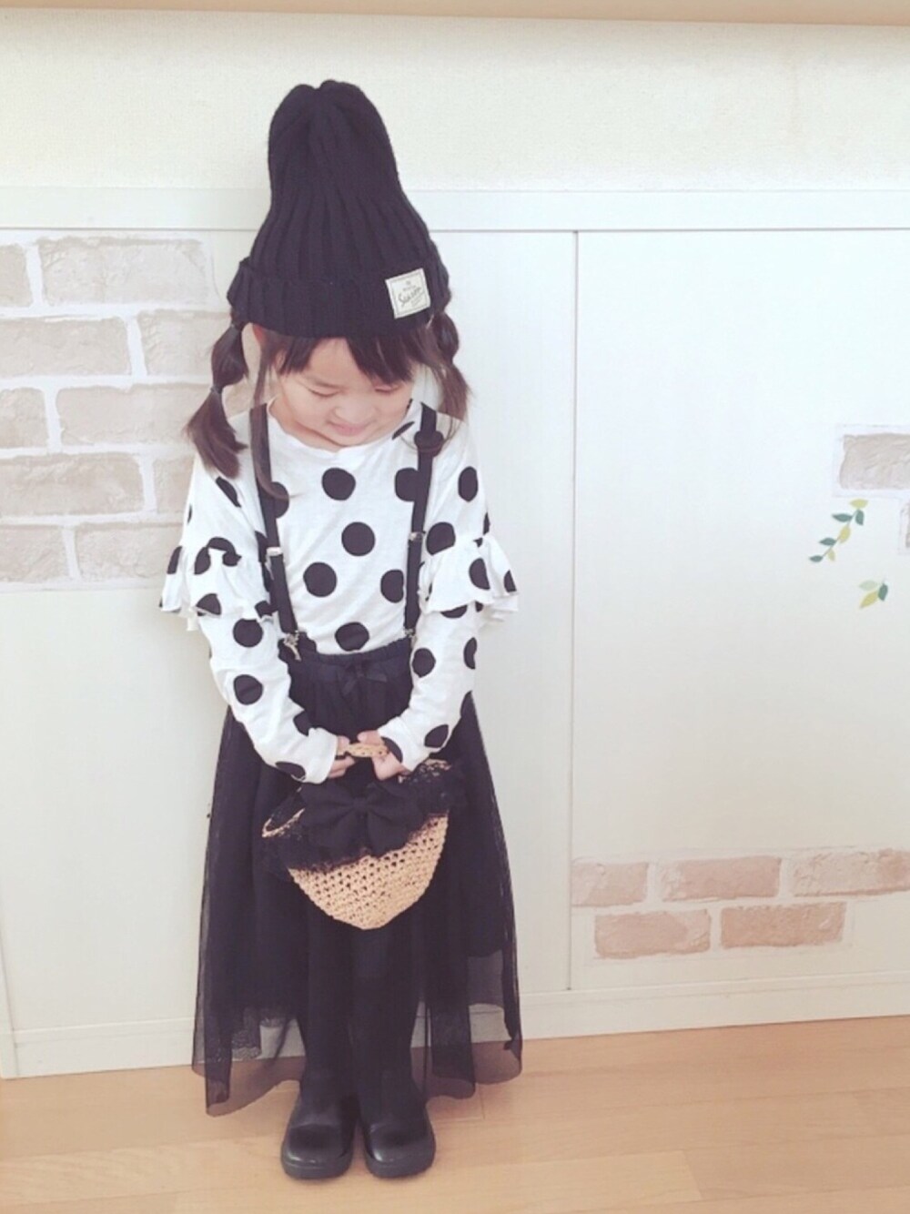 「シンプル、ドット、モノトーン、ニット帽、チュールスカート、おしゃれさんと繋がりたい、3歳」｜「DAISOのアイテム（ニットキャップ/ビーニー、ブラック系）」を使った、haruhinaさん（キッズ・90cm）の春コーディネートの1枚目の写真