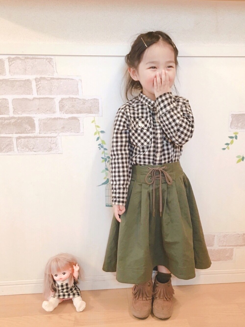 「キッズファッション、春コーデ、おんなのこ、オカシなヘアゴム、おしゃれさんと繋がりたい、ギンガムチェック、カーキ、Right-on」｜「Birthdayのアイテム（シャツ/ブラウス、ホワイト系）」を使った、haruhinaさん（キッズ・90cm）の春コーディネートの1枚目の写真