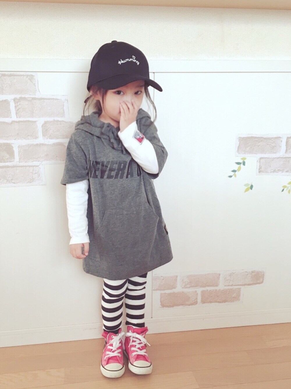 「3coins、キャップ、女の子、おしゃれさんと繋がりたい、ボーダー、3歳」｜「3coinsのアイテム（キャップ、ブラック系）」を使った、haruhinaさん（キッズ・90cm）の春コーディネートの1枚目の写真