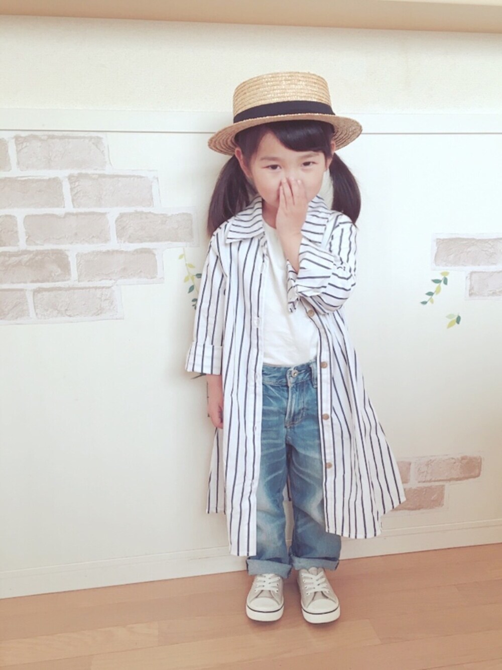 「デニム、はるコーデ、プチプラ、kids、女の子、3歳、おしゃれさんと繋がりたい、カンカン帽」｜「nobrandのアイテム（シャツワンピース、ホワイト系）」を使った、haruhinaさん（キッズ・90cm）の春コーディネートの1枚目の写真