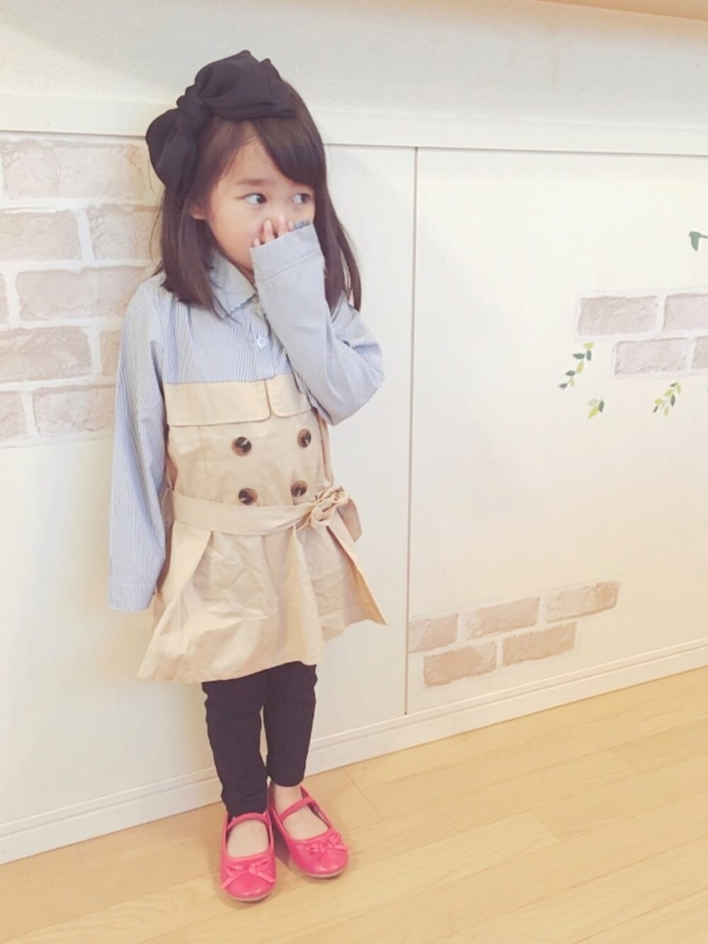 「はるコーデ、kids、女の子、プチプラ、韓国子供服、3歳、トレンチ、ストライプ」｜「koreaのアイテム（バレエシューズ、レッド系）」を使った、haruhinaさん（キッズ・90cm）の春コーディネートの1枚目の写真