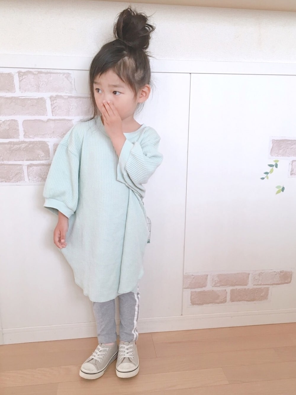 「おしゃれさんと繋がりたい、女の子、春、ビッグシルエット、シンプル、ラインレギンス、ミントグリーン、おだんごヘアー」｜「UNIQLOのワッフルクルーネックT（5分袖）（Tシャツ/カットソー、グリーン系）」を使った、haruhinaさん（キッズ・90cm）の春コーディネートの1枚目の写真