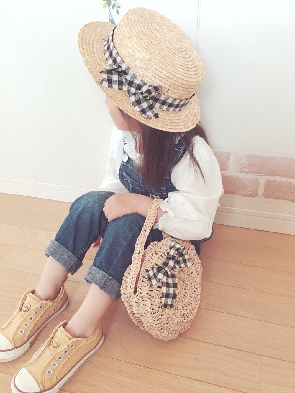 「デニム、おしゃれさんと繋がりたい、ギンガムチェック、カンカン帽、ハンドメイド、デニムサロペット、フリルブラウス、女の子」｜「楽天のアイテム（ハット、ベージュ系）」を使った、haruhinaさん（キッズ・90cm）の春コーディネートの1枚目の写真