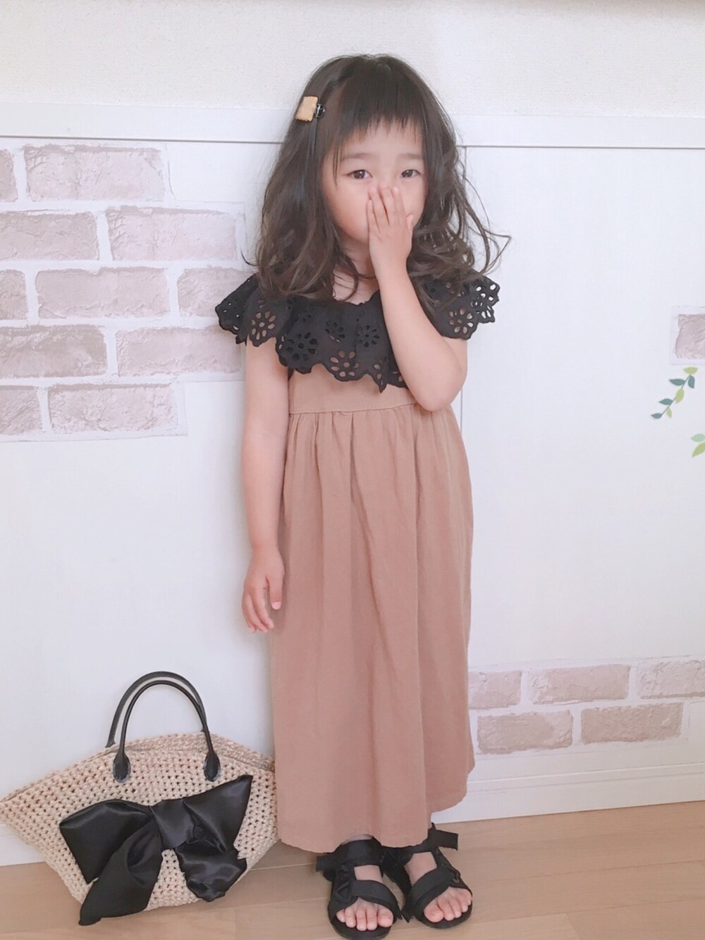 「女の子、休日スタイル、ハンドメイド、シンプル、スポーツサンダル、ワンピース、３歳女の子、おしゃれさんと繋がりたい、オカシなヘアゴム」｜「GLOBAL WORKのﾗｳﾝﾄﾞﾚｰｽｵﾌｼｮﾙPO（Tシャツ/カットソー、ブラック系）」を使った、haruhinaさん（キッズ・90cm）の春コーディネートの1枚目の写真