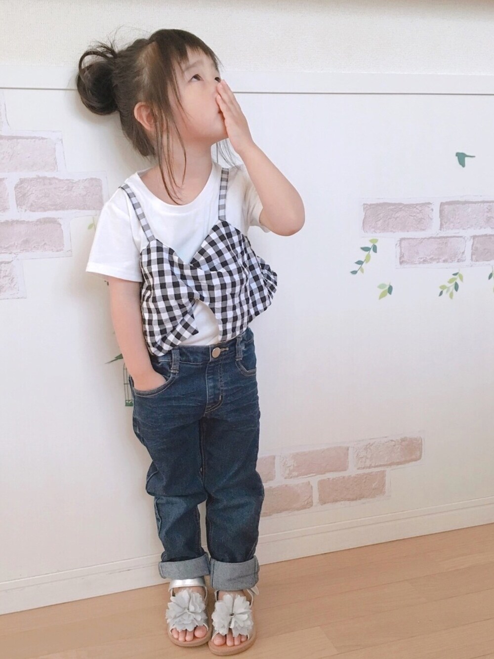 「カジュアルコーデ、Tシャツ、キッズファッション、夏コーデ、プチプラ、女の子、おしゃれさんと繋がりたい、デニム、ギンガムチェック」｜「GLOBAL WORKの【キッズ】ビスチェツキワンピース/793307（ワンピース、ホワイト系）」を使った、haruhinaさん（キッズ・90cm）の春コーディネートの1枚目の写真