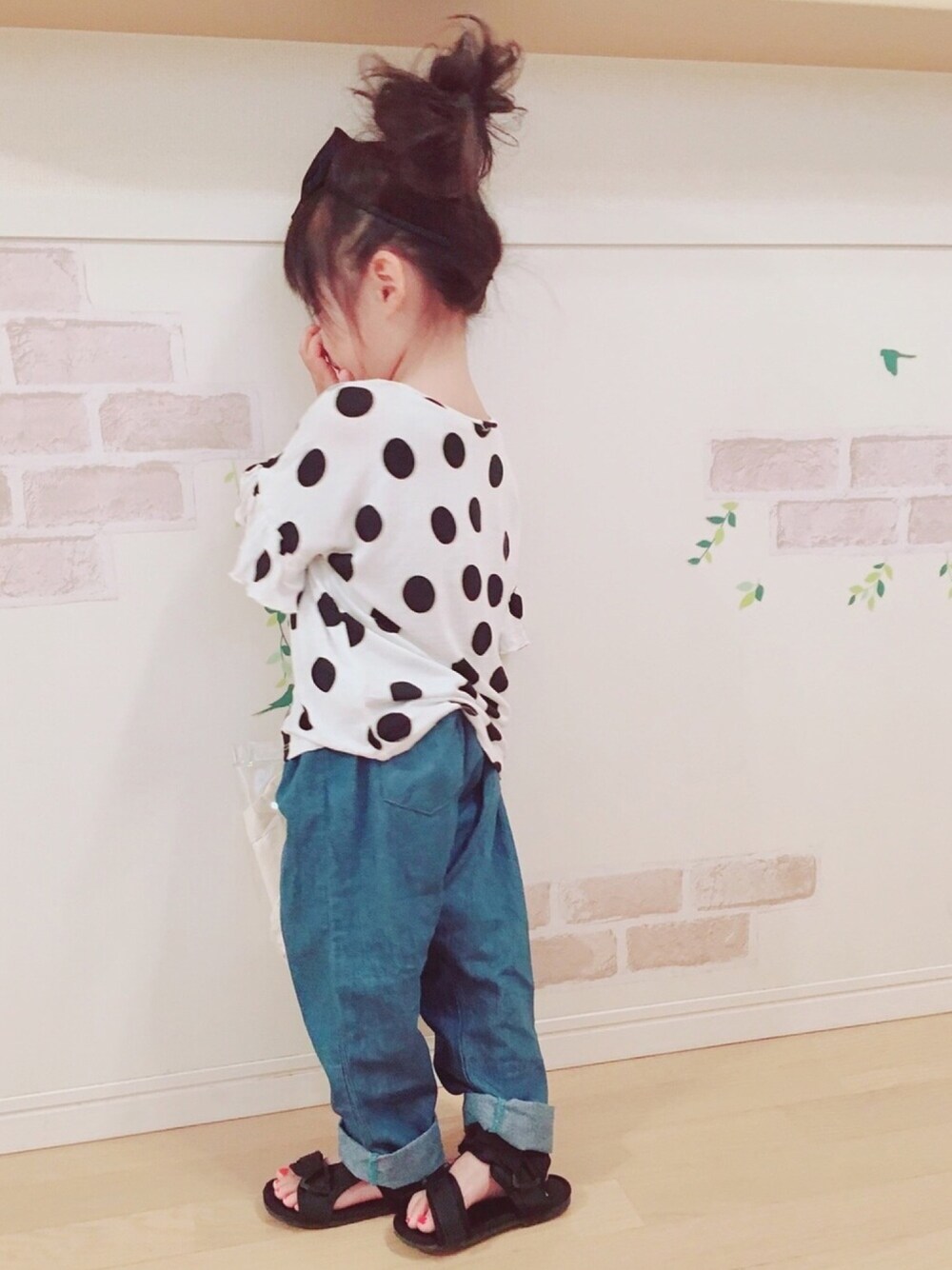 「kids、韓国ファッション、楽チンコーデ、スポーツサンダル、ドット、おしゃれさんと繋がりたい、女の子、プチプラ」｜「H&Mのアイテム（Tシャツ/カットソー、ホワイト系）」を使った、haruhinaさん（キッズ・90cm）の夏コーディネートの1枚目の写真