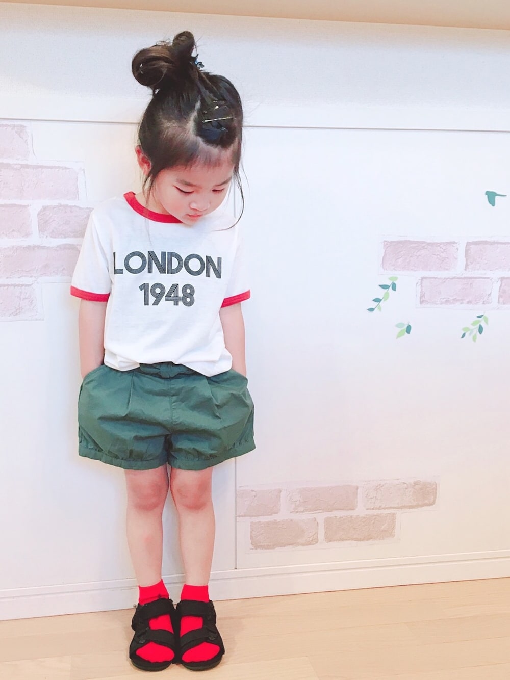 「カジュアルコーデ、おしゃれさんと繋がりたい、3歳、プチプラコーデ、kids、リンガーTシャツ、ユニクロ」｜「b・ROOMのＬＯＮＤＯＮ半袖Ｔシャツ（Tシャツ/カットソー、ホワイト系）」を使った、haruhinaさん（キッズ・90cm）の夏コーディネートの1枚目の写真