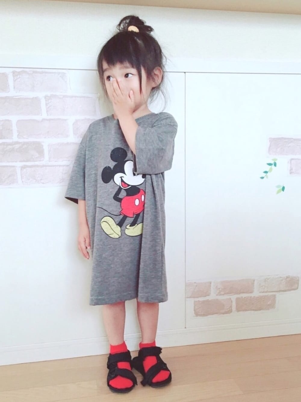 「Tシャツ、Tシャツワンピ、スポーツサンダル、女の子、おしゃれさんと繋がりたい、ミッキー」｜「Birthdayのアイテム（Tシャツ/カットソー、グレー系）」を使った、haruhinaさん（キッズ・90cm）の夏コーディネートの1枚目の写真