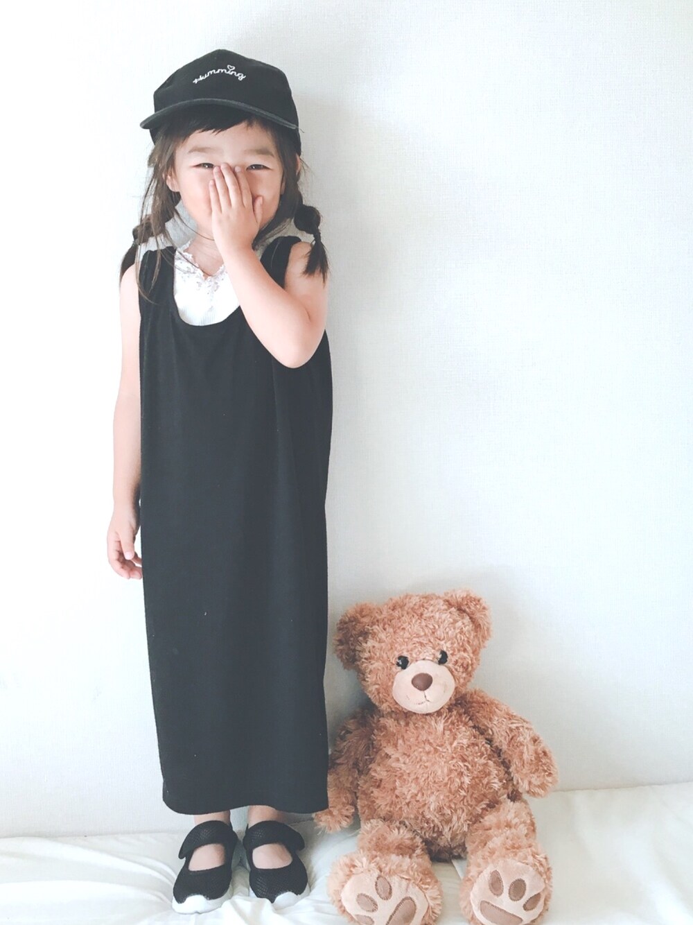 「女の子、キャップ、ブラック、おしゃれさんと繋がりたい、シンプル、プチプラ、ノースリーブ、シンプルコーデ」｜「3coinsのアイテム（キャップ、ブラック系）」を使った、haruhinaさん（キッズ・90cm）の夏コーディネートの1枚目の写真