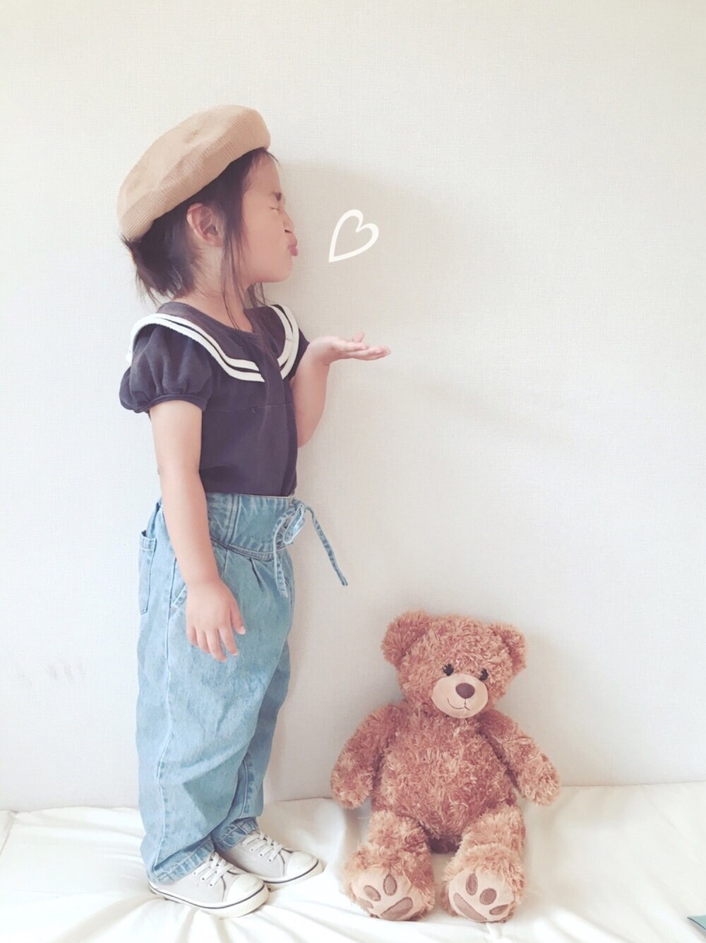 「女の子、セーラー、ベレー帽、おしゃれさんと繋がりたい、ハイウエストデニム、プチプラ」｜「西松屋のアイテム（ハンチング/ベレー帽、ブラウン系）」を使った、haruhinaさん（キッズ・90cm）の夏コーディネートの1枚目の写真