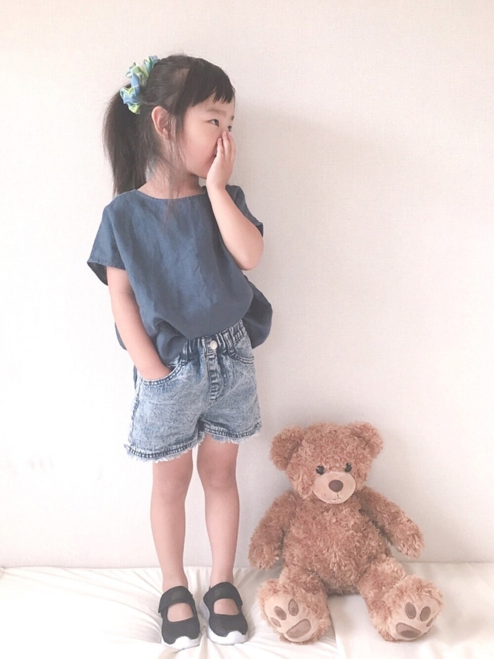 「夏のワントーンコーデ、夏コーデ、夏セールで買いました、女の子、おしゃれさんと繋がりたい」｜「URBAN RESEARCH DOORSのリネンバックツイストブラウス(KIDS)（Tシャツ/カットソー、ブルー系）」を使った、haruhinaさん（キッズ・90cm）の夏コーディネートの1枚目の写真