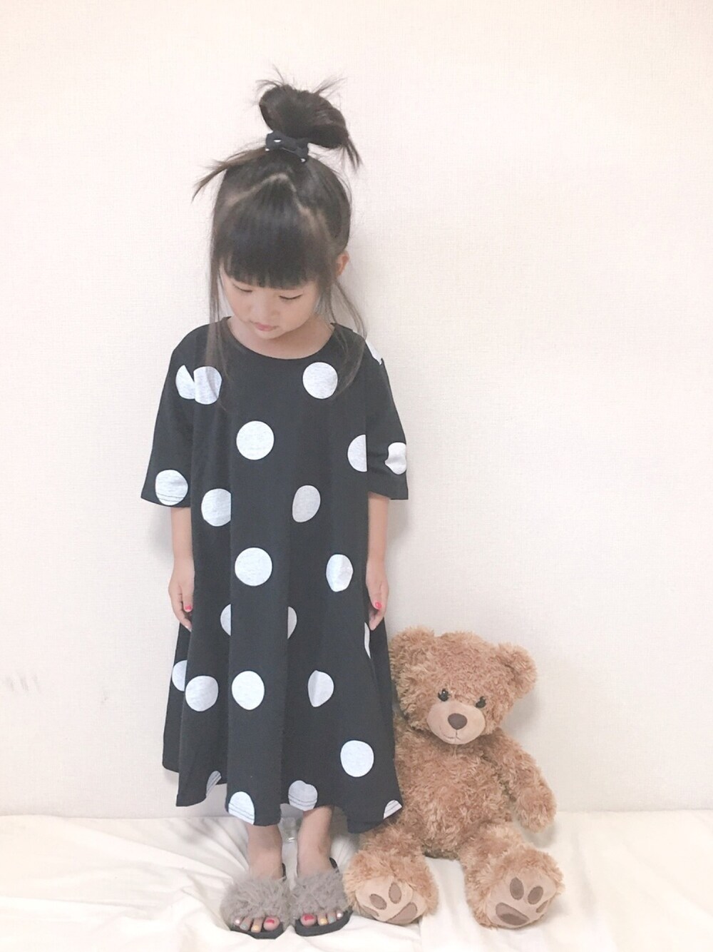 「キッズコーデ、夏のワントーンコーデ、ドット、おだんごヘアー、おしゃれさんと繋がりたい、モノトーン」｜「antiquaのドットフレアチュニックワンピース（ワンピース）」を使った、haruhinaさん（キッズ・90cm）の夏コーディネートの1枚目の写真