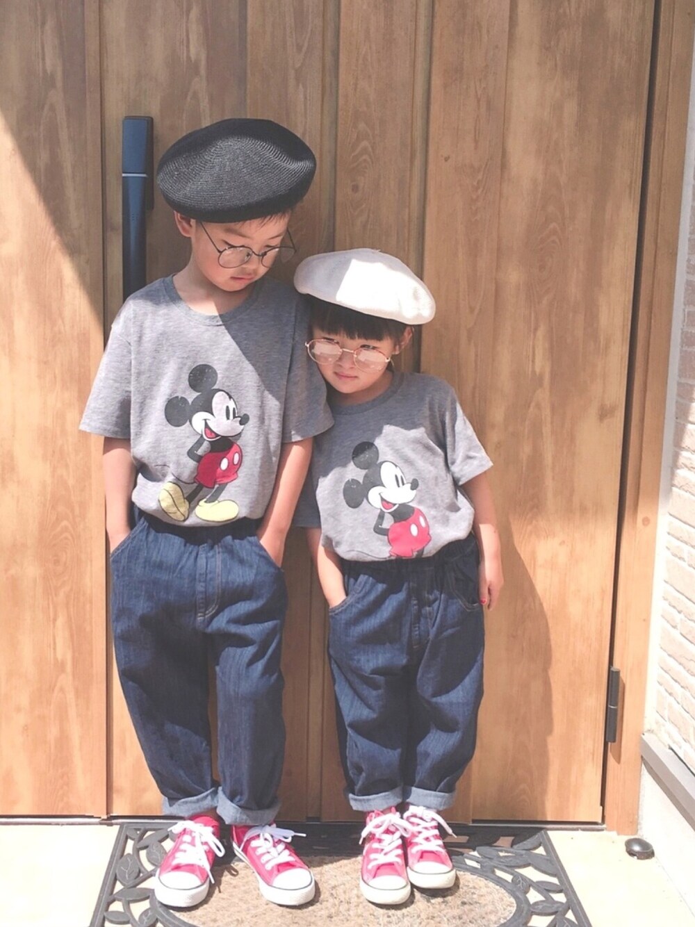 「キッズファッション、兄妹コーデ、ミッキー、デニム、ベレー帽、おしゃれさんと繋がりたい、スポーツサンダル」｜「Birthdayのアイテム（Tシャツ/カットソー、グレー系）」を使った、haruhinaさん（キッズ・90cm）の夏コーディネートの1枚目の写真