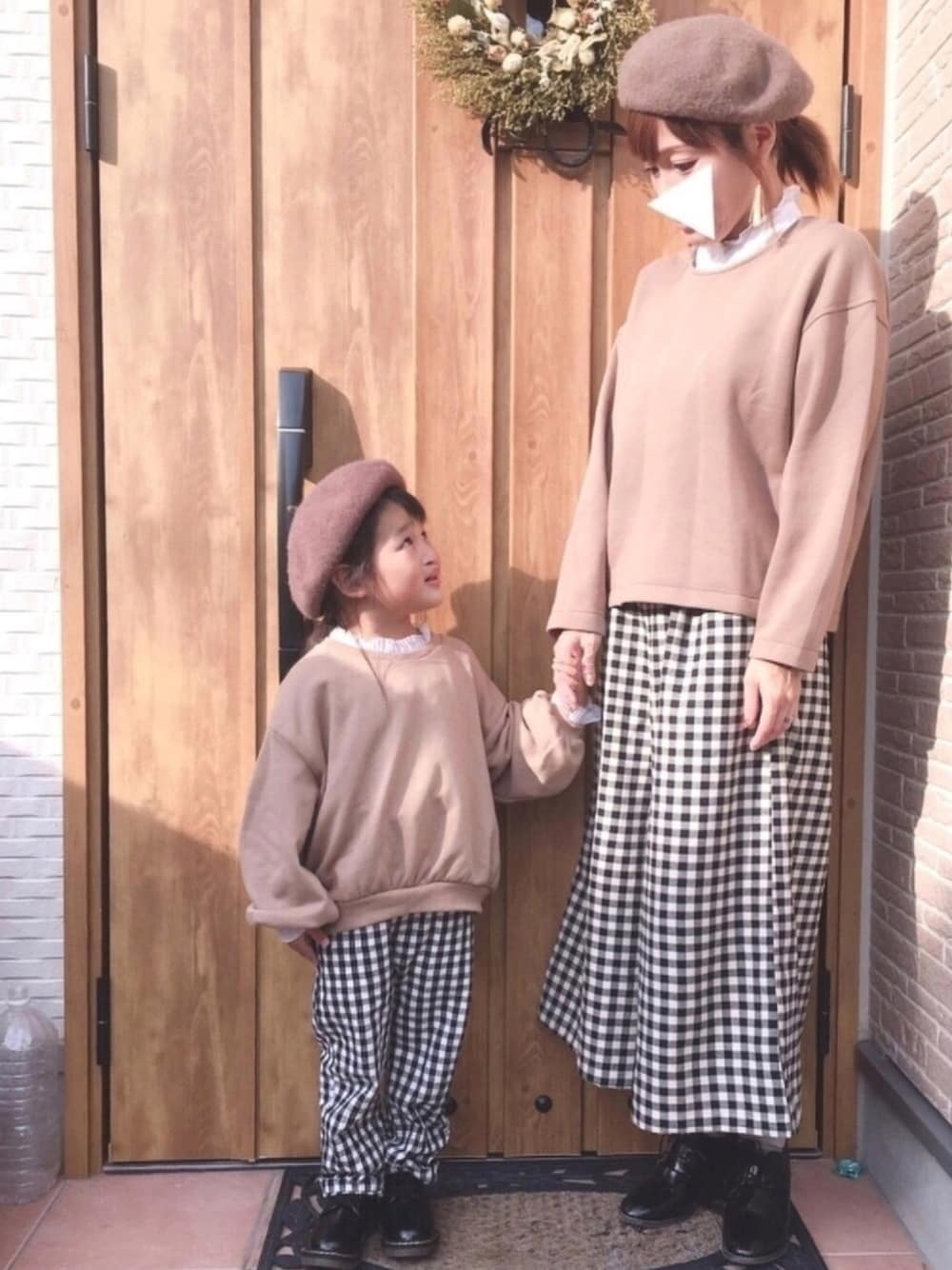 「親子コーデ、プチプラ、スウェット、フリル襟、オックスフォード、ベレー帽、ギンガムチェック」｜「しまむらのアイテム（ハンチング/ベレー帽、ブラウン系）」を使った、haruhinaさん（キッズ・90cm）の秋コーディネートの1枚目の写真
