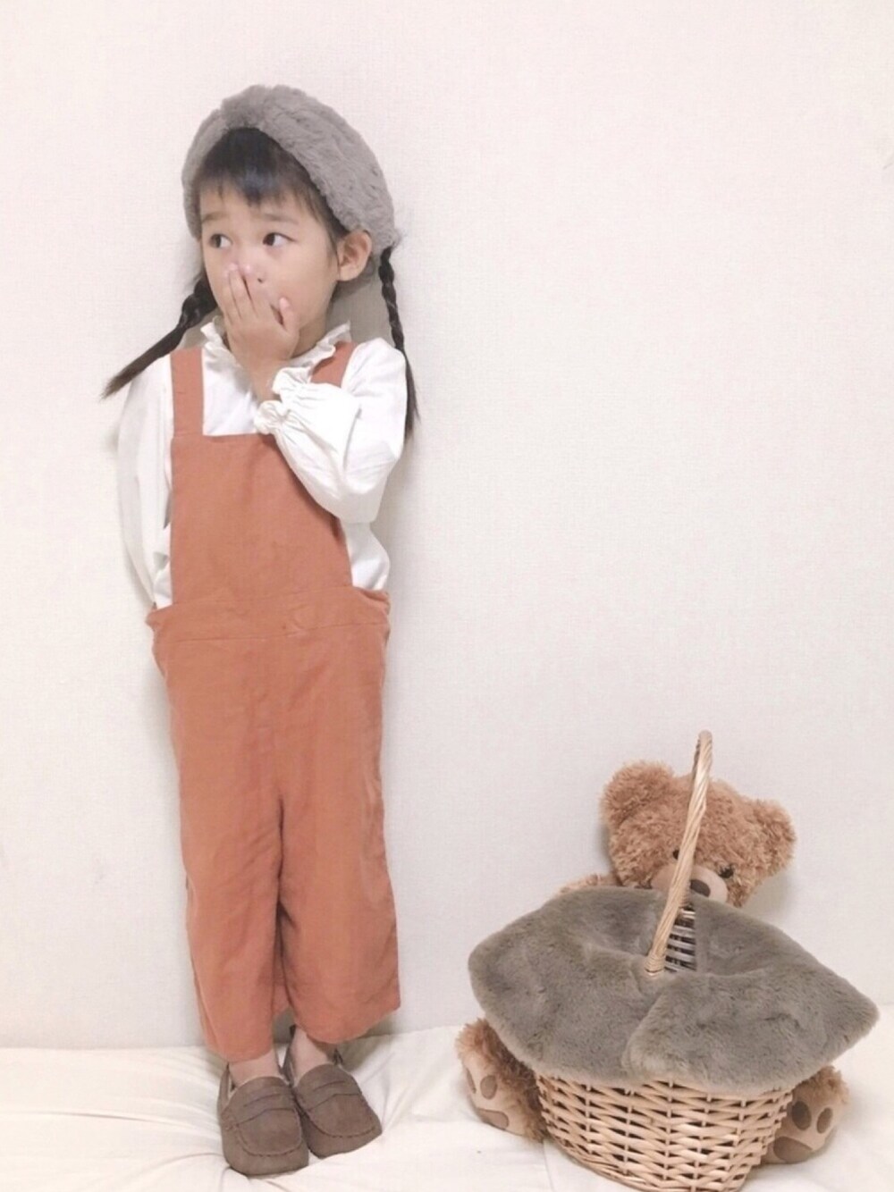 「オシャレパッソ、おしゃれさんと繋がりたい、レオパードらぶフェス告知、hokkoriko、サロペット、ファー小物、女の子」｜「3coinsのアイテム（ヘアバンド、グレー系）」を使った、haruhinaさん（キッズ・90cm）の秋コーディネートの1枚目の写真